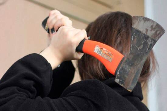 Azərbaycanda qız qardaşını yatdığı yerdə baltaladı