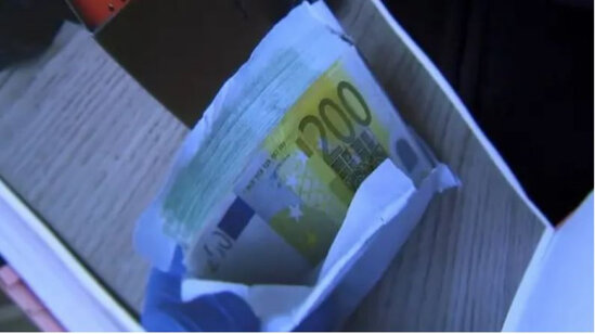 Köhnə mebeldən tapdığı 300 000 manatı....