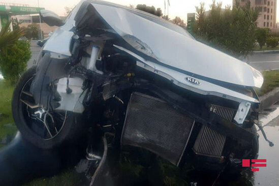 Bakıda QƏZA: Maşın əvvəlcə betona sonra dirəyə ÇIRPILDI - FOTO