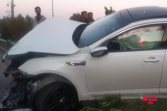 Bakıda QƏZA: Maşın əvvəlcə betona sonra dirəyə ÇIRPILDI - FOTO