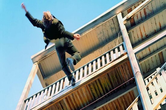 Özünü noutbukunun arxasınca 6-cı mərtəbədən atdı