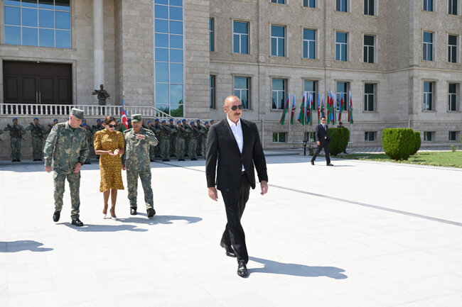 Prezident Döyüş bayraqlarının verilməsi mərasimində - Fotolar