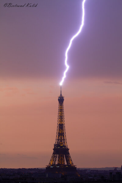 Eyfel qülləsini İLDIRIM vurdu