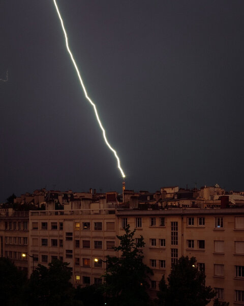 Eyfel qülləsini İLDIRIM vurdu