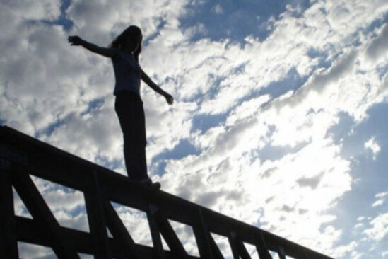 Xaçmazda valideynləri boşanan qız özünü körpüdən atdı