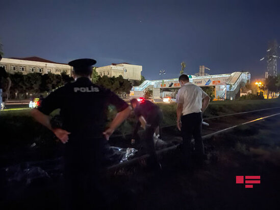 Bakıda qatar kişini iki hissəyə böldü - FOTO