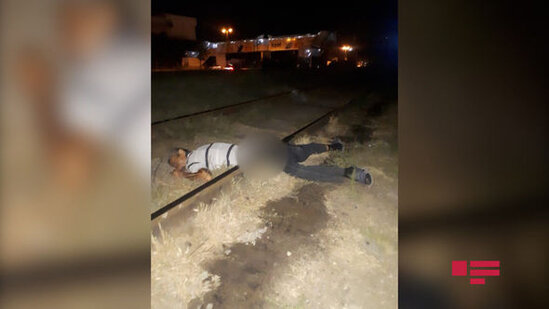 Bakıda qatar kişini iki hissəyə böldü - FOTO