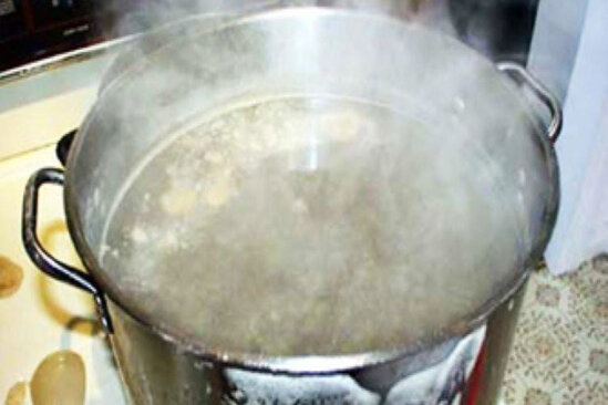 Zaqatalada FACİƏ: 5 yaşlı uşaq qaynar su olan qaba yıxıldı