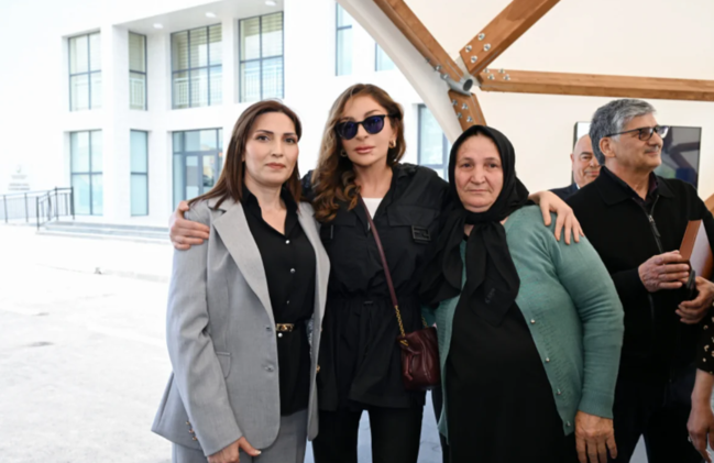 İlham Əliyev və Mehriban Əliyeva Şükürbəyli kəndinə köçən sakinlərlə görüşüblər - FOTO
