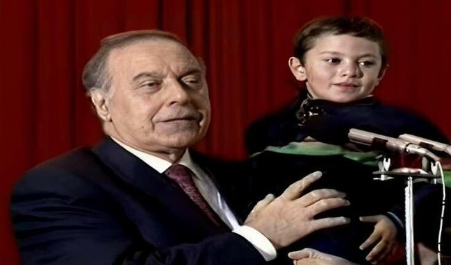 Heydər Əliyevin qucağındakı uşaq görün kim imiş - FOTO/VİDEO
