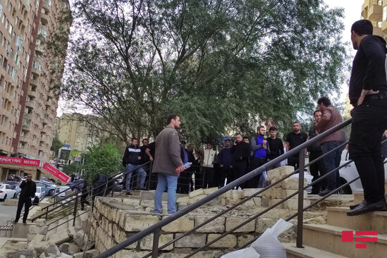 Yasamalda tikilisi sökülən şəxs özünü yandırmağa cəhd edib - FOTO