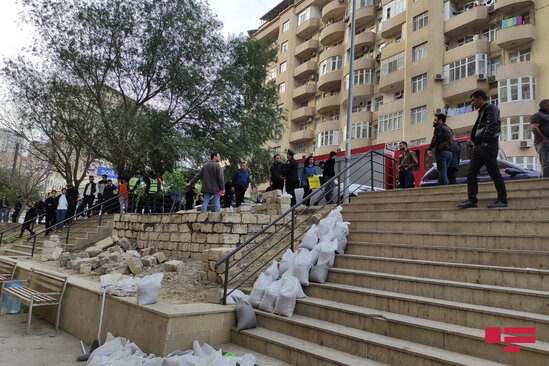 Yasamalda tikilisi sökülən şəxs özünü yandırmağa cəhd edib - FOTO
