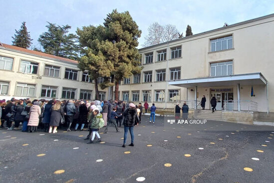 Üç gün əvvəl vəzifəyə təyin olunan direktora görə müəllim və valideynlər ayağa qalxdılar - FOTO