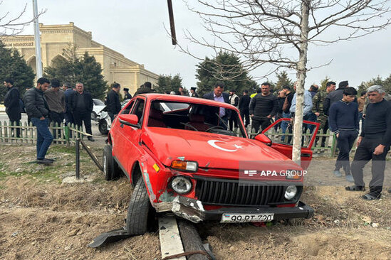 Ağdamda iki avtomobil toqquşub: Sürücü ağır yaralanıb - FOTO