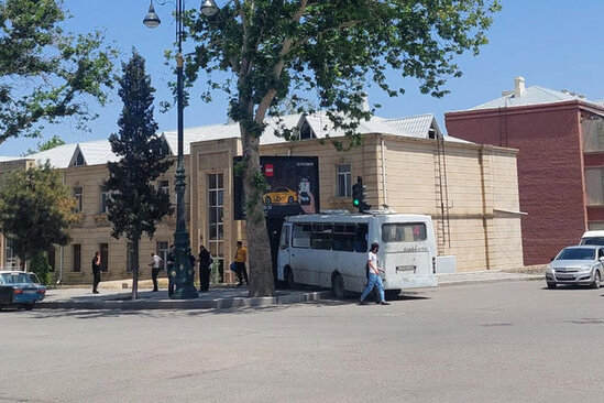 Gəncədə mikroavtobus iki avtomobillə toqquşdu