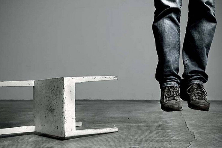 Bulvarın yanındakı evdə özünü asdı