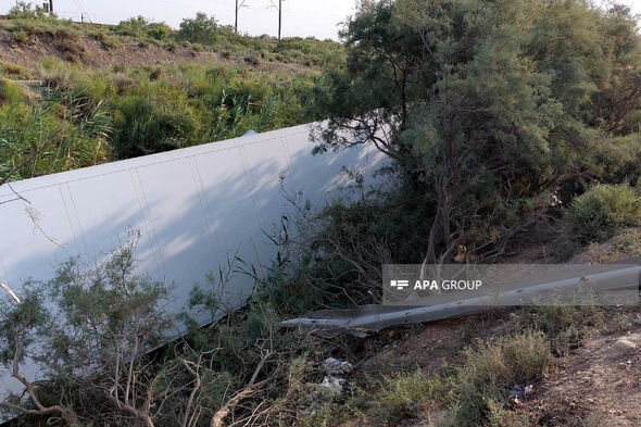 Sabirabadda TIR yoldan çıxaraq kanala aşdı - FOTO