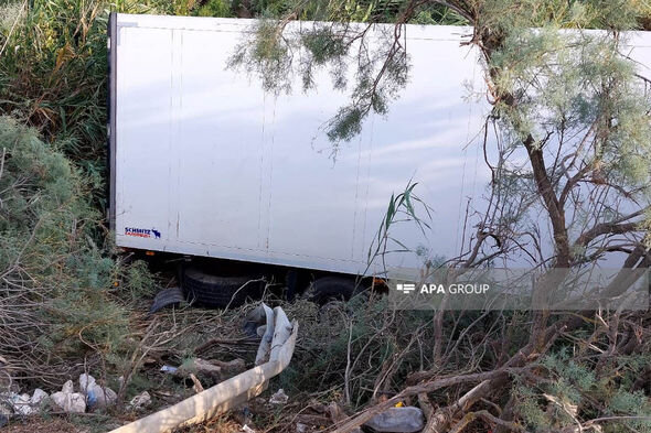 Sabirabadda TIR yoldan çıxaraq kanala aşdı - FOTO