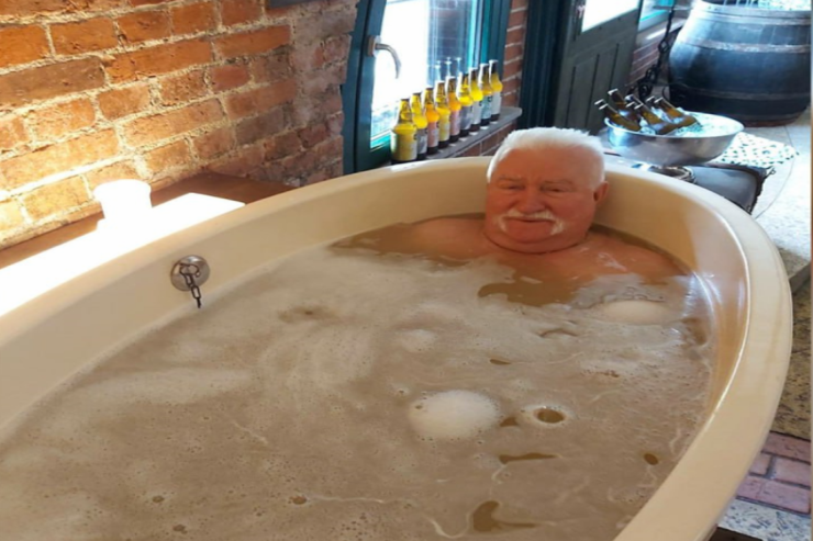 Keçmiş prezident pivə vannasında çimdi