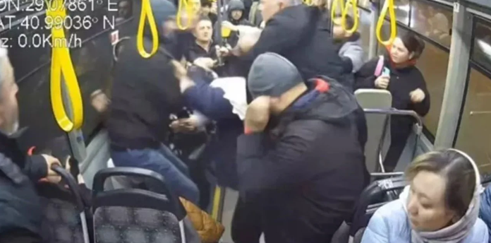 Avtobusda oturacaq üstündə DAVA: Kişi qadına yumruq atdı -FOTO