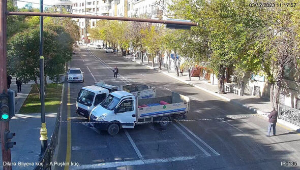 Sürücülərin NƏZƏRİNƏ: Bakının bir küçəsində yol bağlıdır - FOTO
