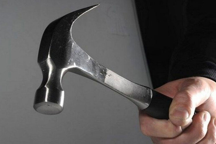 Kompüter oyunlarına görə arvadını çəkiclə öldürdü