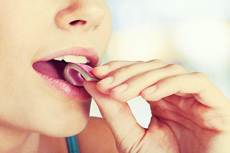 Udulmuş saqqız həqiqətən yeddi il mədədə qalır? - HƏKİM AÇIQLADI