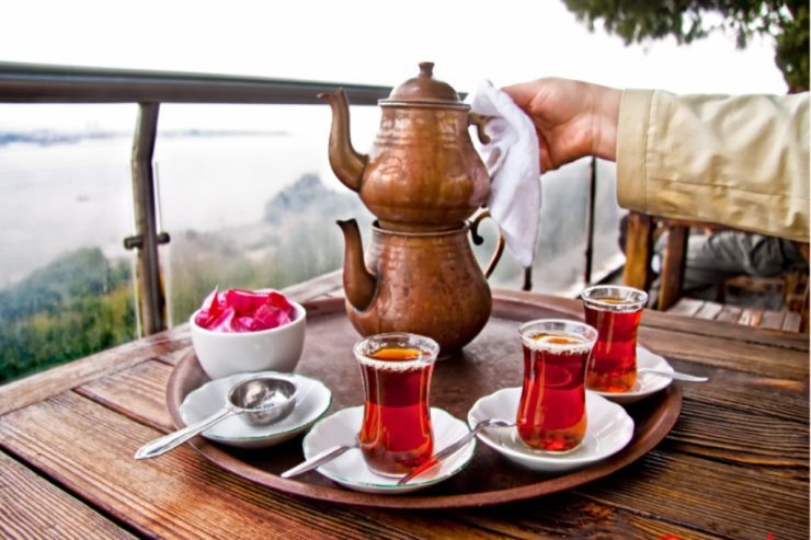 Çay dəmləyəndə duz atın: kimyagərin təklifi mübahisə yaratdı