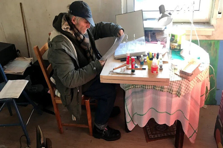 Pensiyaçı zibil qutuları hesabına pul yığıb 10 EV ALDI