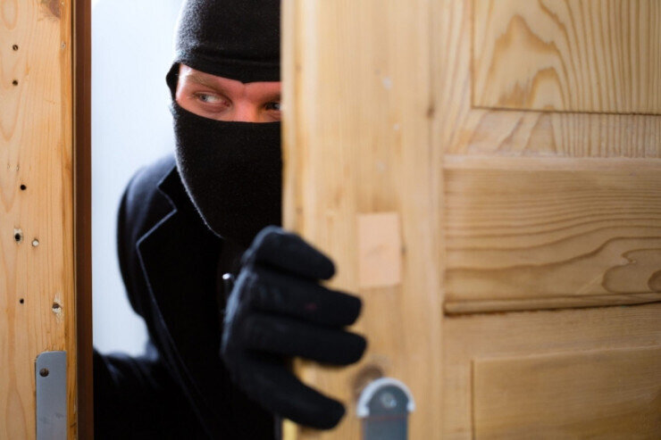 Yeni Günəşlidə evdən 2000 dollar apardılar - YAXALANIB