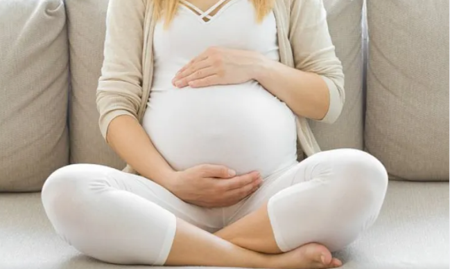 Britaniyada körpə ana bətnində əlini itirib