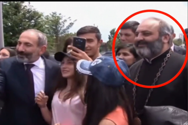 Özünə müxalifətçi deyən keşiş 5 il əvvəl Paşinyanla selfi çəkdirmək üçün növbəyə dururmuş -VİDEO