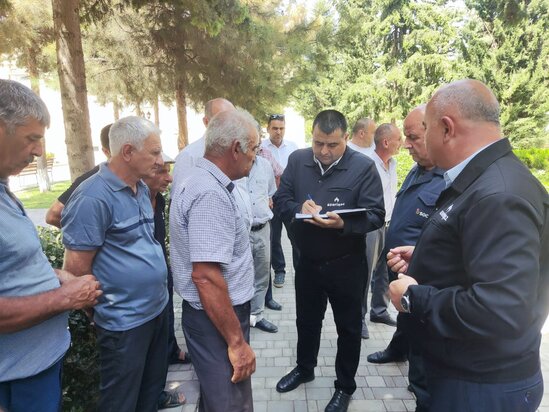 Bölgələrdə vətəndaşlarla görüşlər keçirilir, problemləri yerindəcə dinlənilir