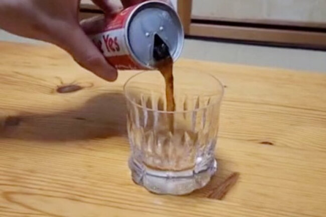 40 il əvvəl istehsal olunan "Coca-Cola"nı içdi