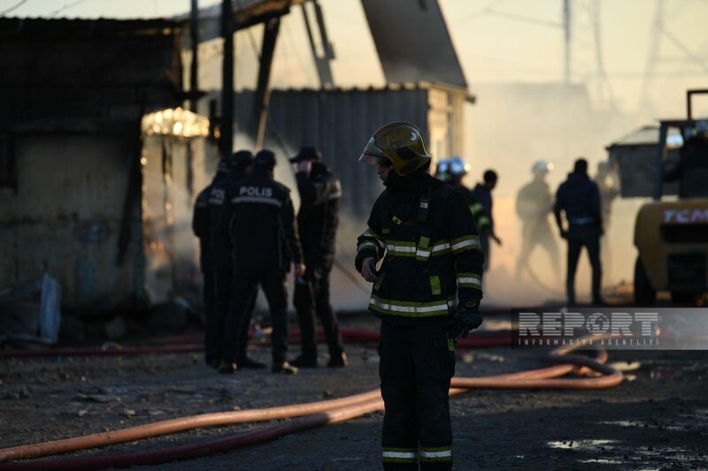 Bakıda taxta bazarında baş verən yanğın yerindən FOTOLAR