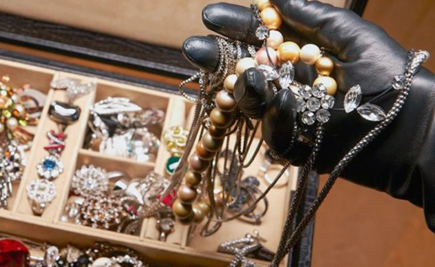 Masazırda evdən 26 min manatlıq qızıl oğurlanıb