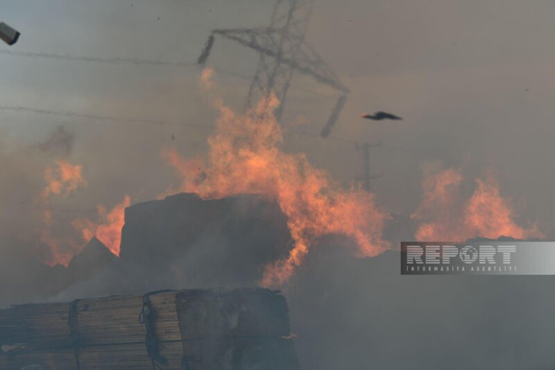 Bakıda taxta bazarında baş verən yanğın yerindən FOTOLAR