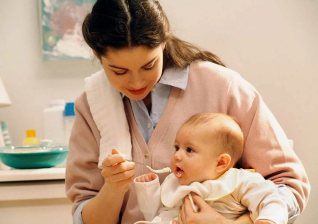 Məftunə körpənin başına oyun açdı: əvvəl döydü, sonra boğmaq istədi - ANBAAN VİDEO