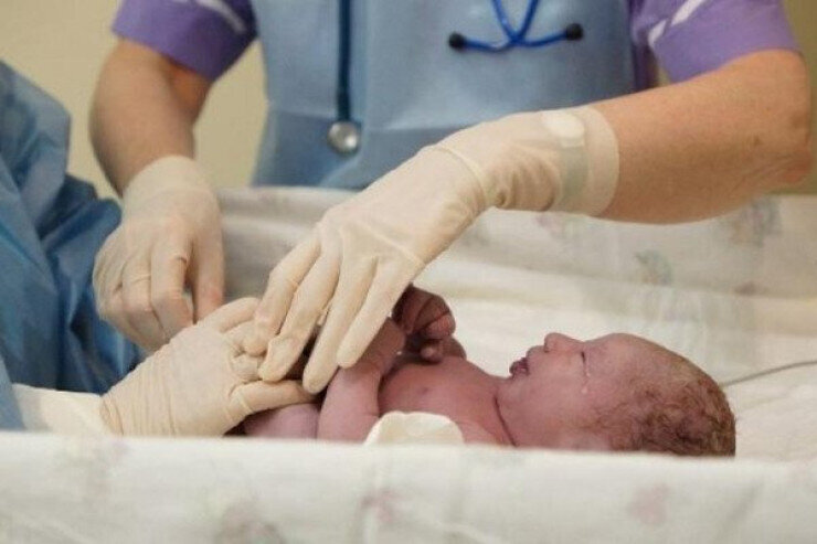 Bakıda 4 gün komada qalan hamilə qadın doğdu