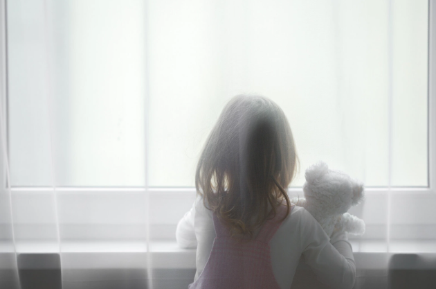 Beş yaşlı qız 5-ci mərtəbədən yıxılsa da, sağ qalıb