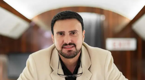 Nadir Qafarzadədən yaşlı sənət adamlarına sərt mesaj: "Baş gedibsə, səhnədən çəkilməlisən"
