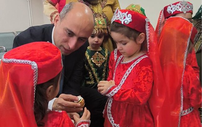 Emin Əmrullayev uşaqlarla yumurta döyüşdürdü - Video