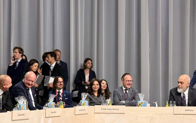 Hər bir liderin stoluna qoyulan - Günəbaxanların sirri...