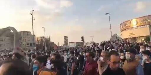 Təbrizlilər Azərbaycan konsulluğu önünə toplandı