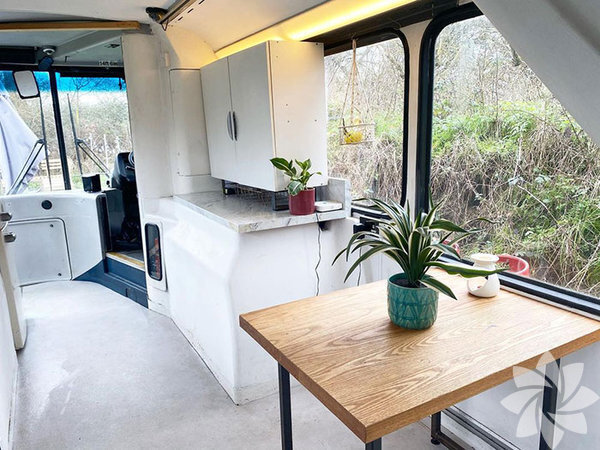 Avtobusu evə çevirdilər: İçində hətta kamin və hamamı da var - FOTOLAR