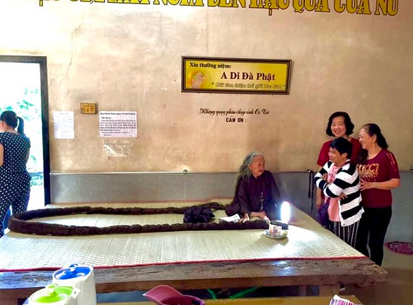 66 il saçını yumadan uzatdı - Piton ilanına bənzətdi - FOTO