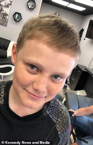 10 il saçını daramayan oğlan ilk dəfə bərbərə getdi - FOTO