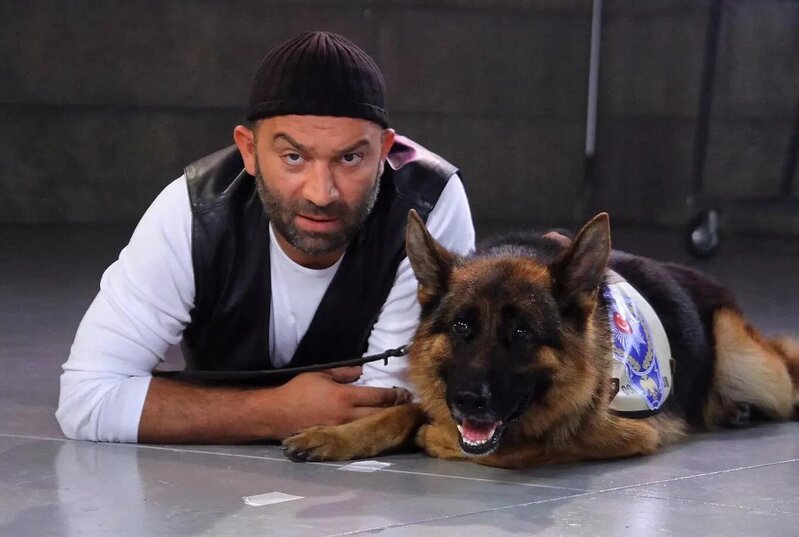 "Arka Sokaklar"ın aktyoru özündən 15 yaş kiçik həyat yoldaşı ilə görüntüləndi - FOTO