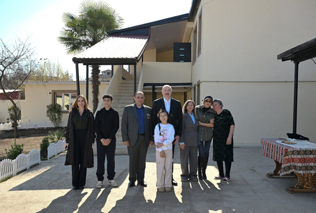 Prezident ailəsi ilə onlara qonaq getdi - Fotolar