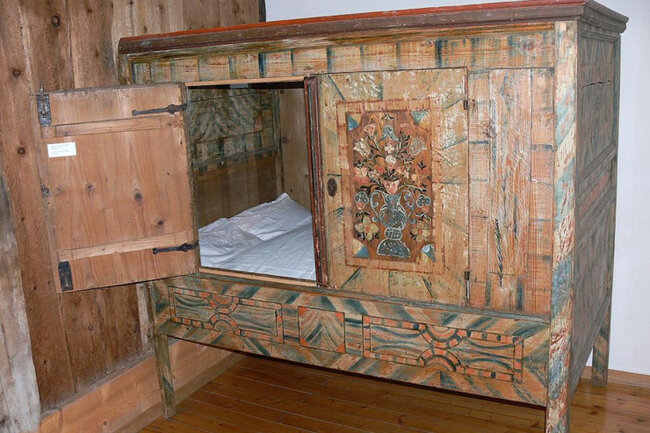 Bu insanlar niyə şkafda yatırdılar? - Qəribə həyat tərzi